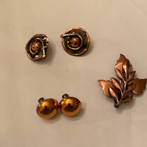 Vintage copper earrings and 2 sets of pins - Picture 1 of 2